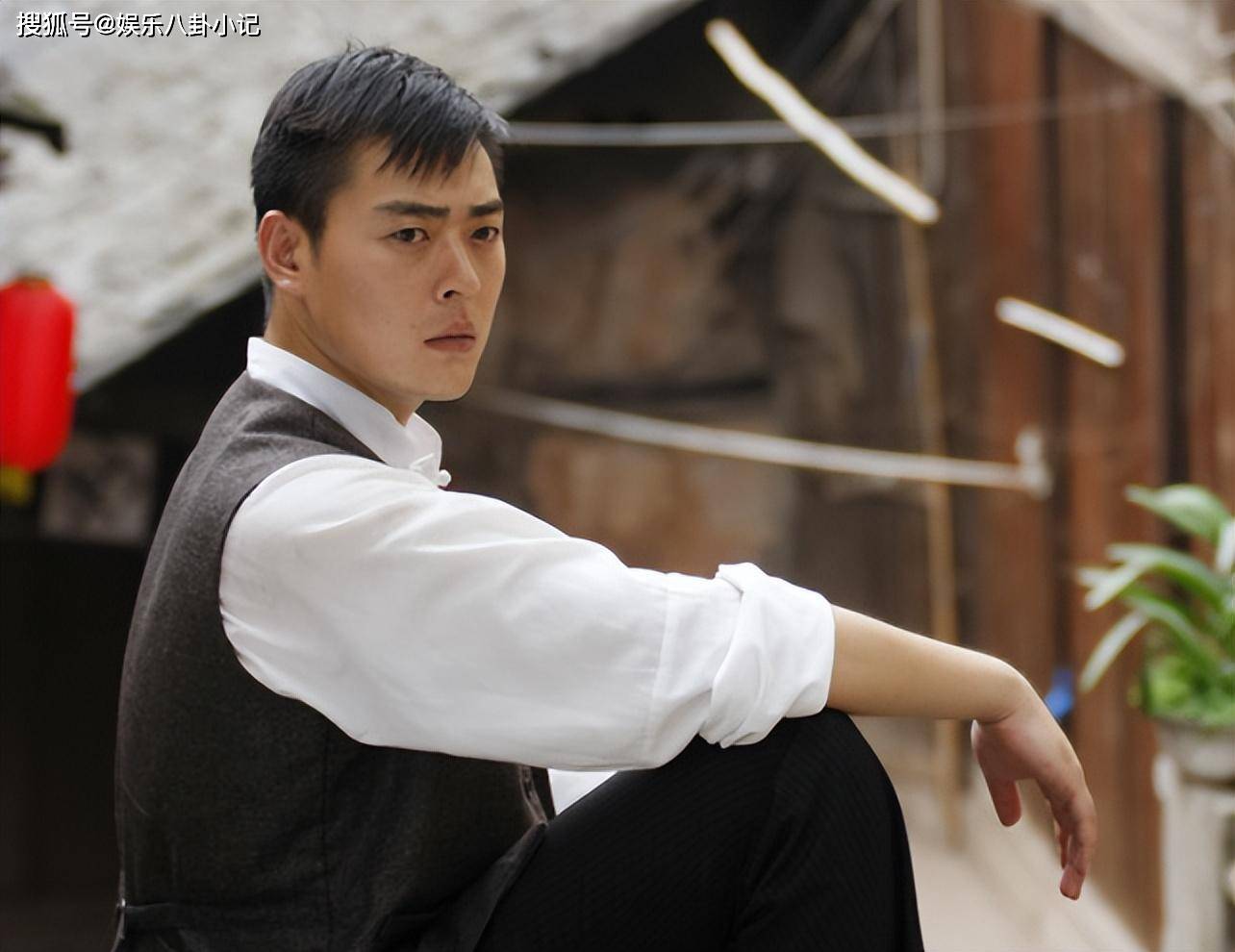 果然,这一天来得很快,2005年一部《亮剑》席卷全国,当时这部电视剧