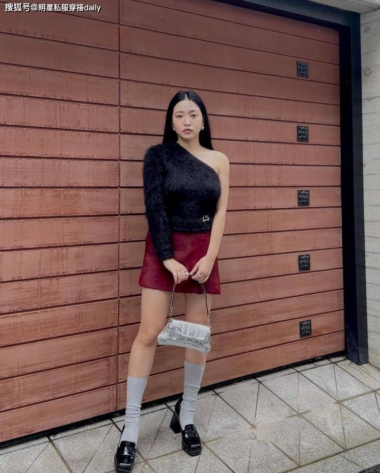 原创2024年流行银色手袋张元英米娜和孝敏的搭配太绝了吧