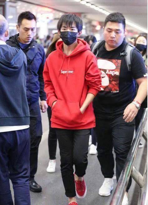 原创当吴磊千玺同穿红色卫衣两人仅相差一岁画风差距竟如此大