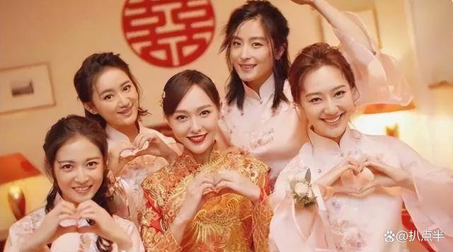 同剧组的刘诗诗,唐嫣大婚时,郭晓婷都出现在了婚礼现场,是伴娘的身份