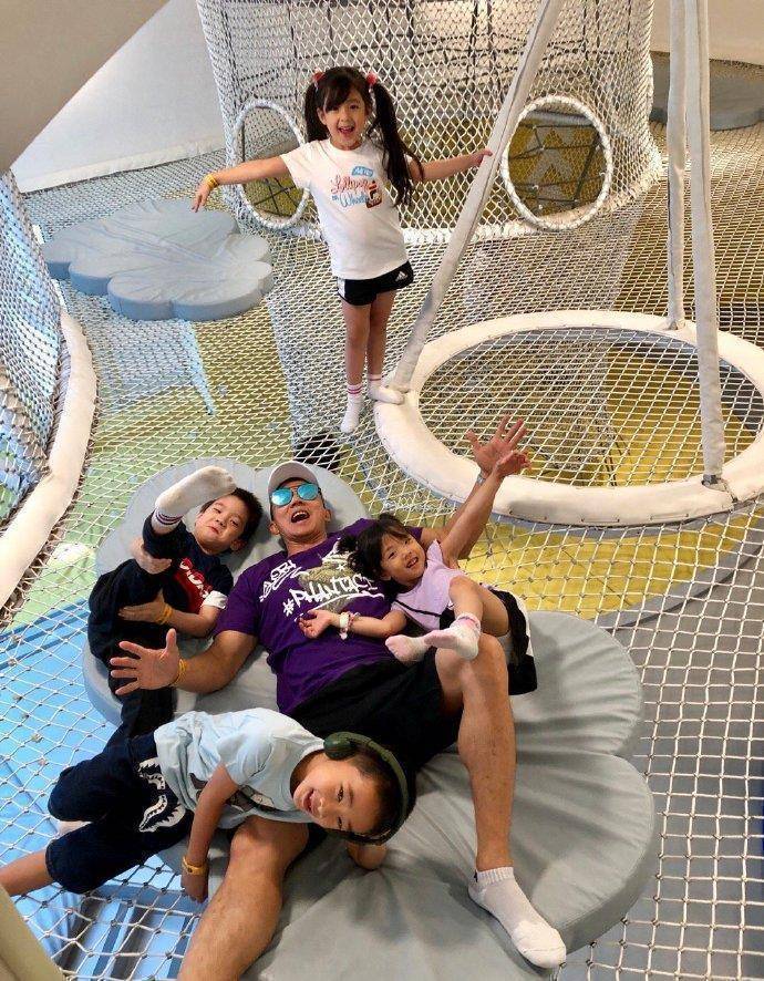 刘畊宏给三个孩子做炒蛋,被问为什么小泡芙的盘子里比较多_jasper