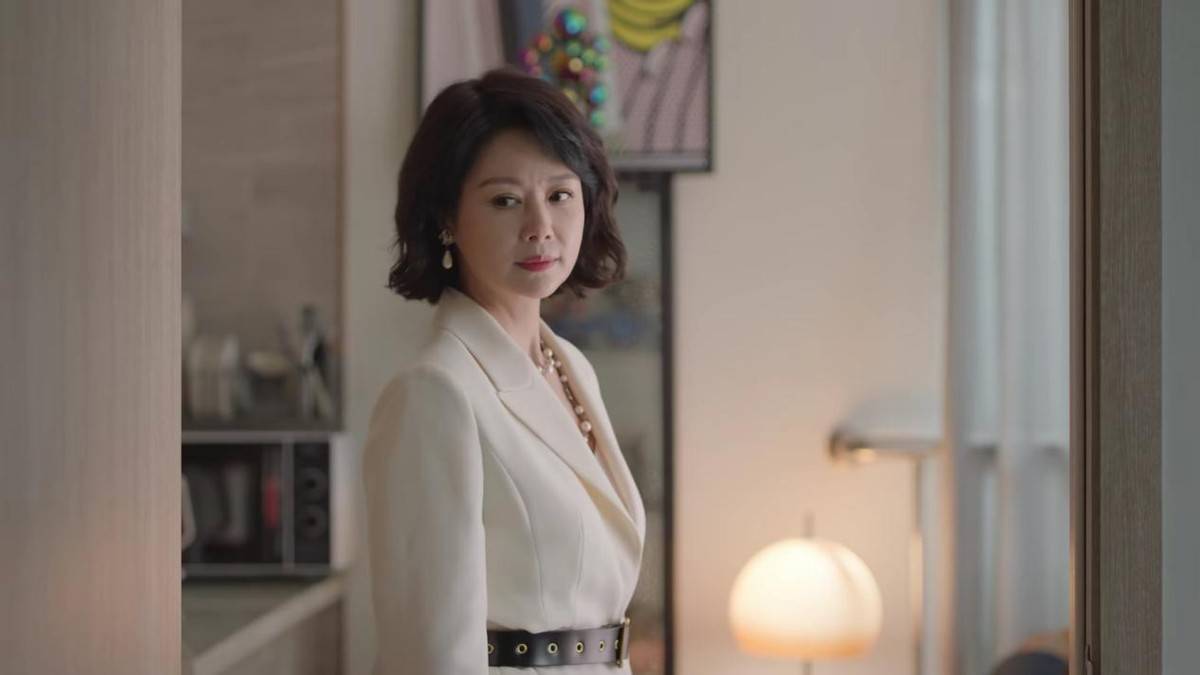 表情虽然看起来很淡定,但眼神中流露出来的却是一股醋意.