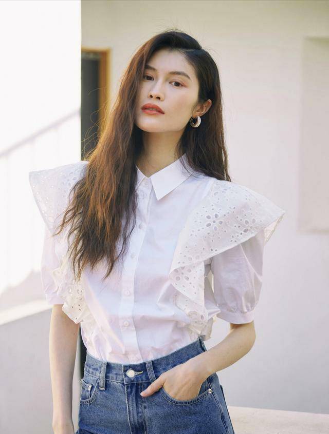 原创何穗晒屏保式美照绿开衫清新花园美成画抚摸长发魅力又撩人