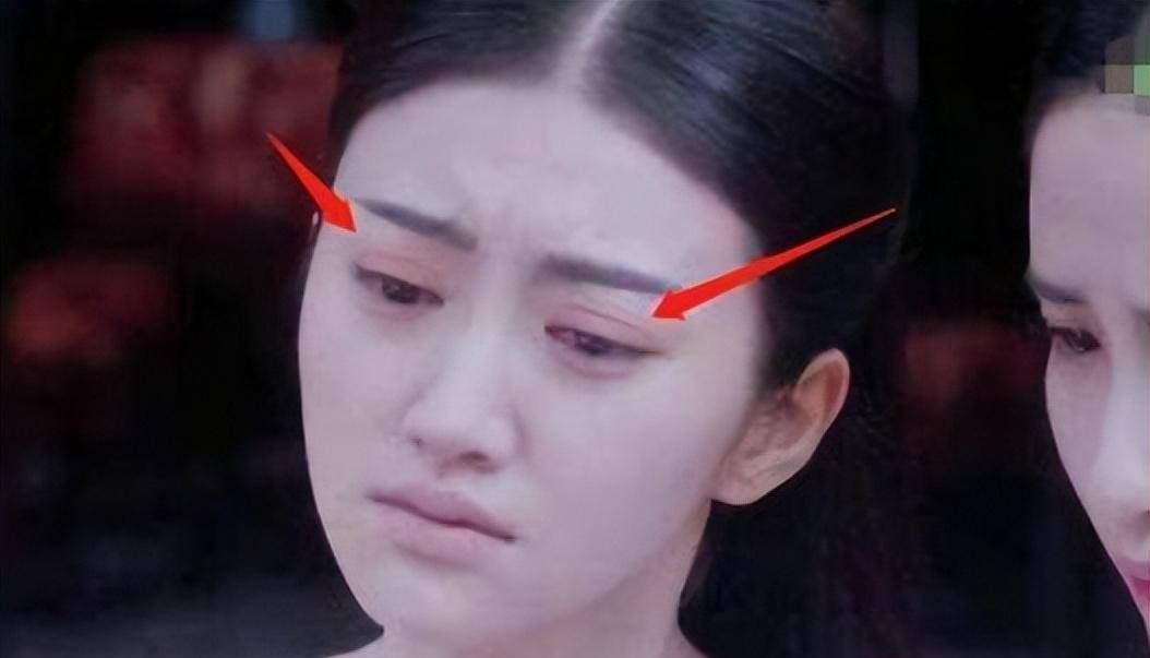 比如戚薇和景甜,二人都承认自己割过双眼皮.