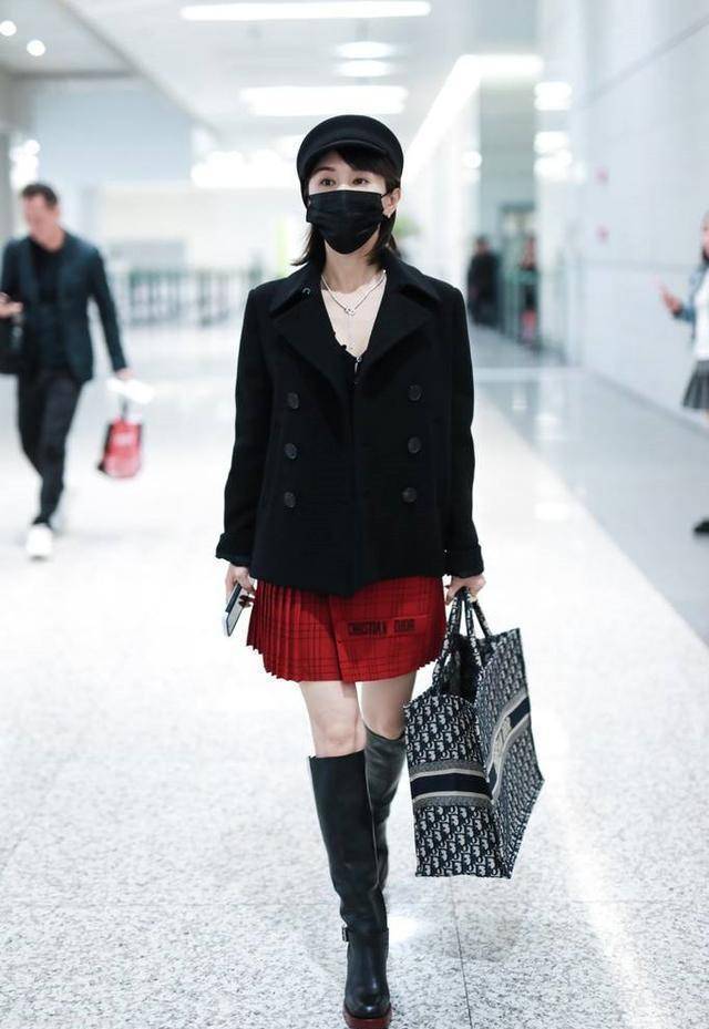 用一双黑色长筒靴勾勒出纤细腿线,反倒在视觉上为王子文拉长了不少