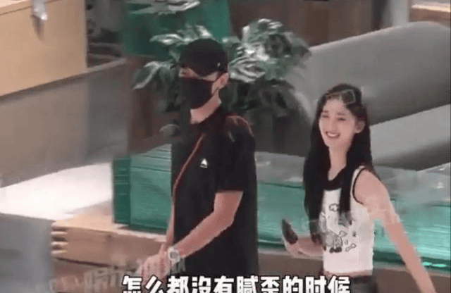 赵丽颖何炅嘴对嘴亲吻照被扒出场面咋舌知情人称并非隔着玻璃