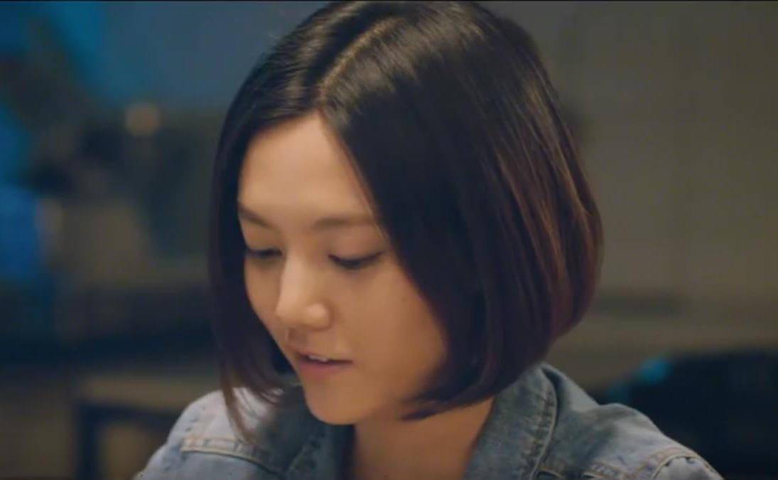 原创还记得活动策划里那个让座的女孩吗如今的她微微一笑很倾城