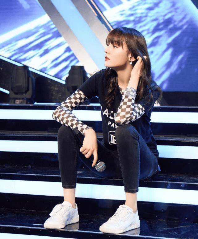 原创迪丽热巴晒春游美照谁注意到她系鞋带的方式这谁不羡慕