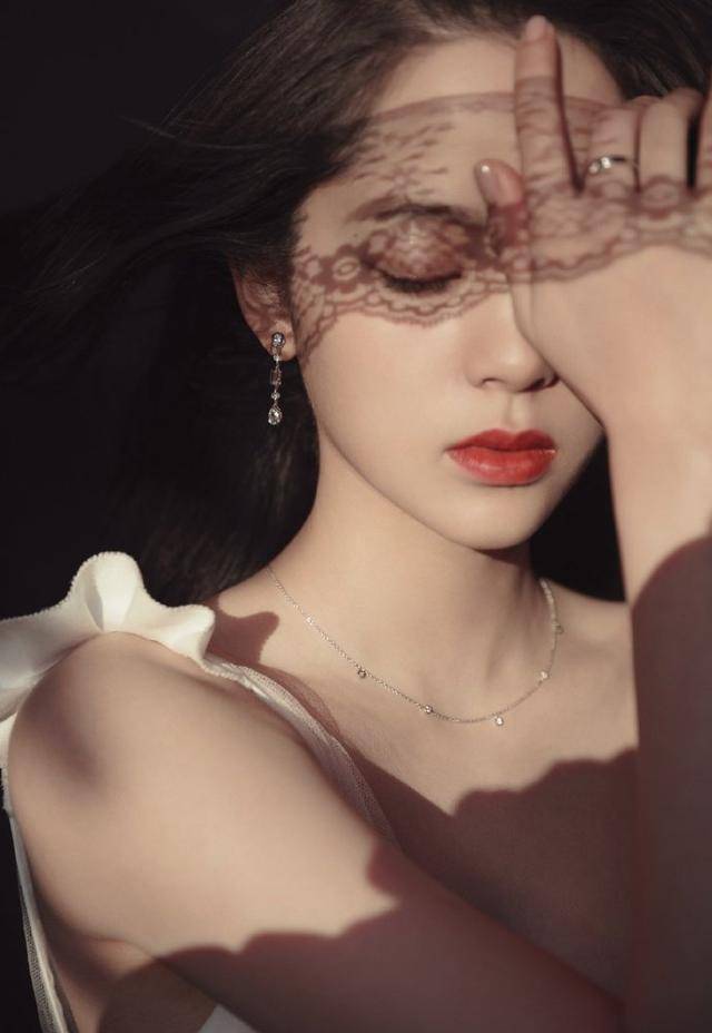 原创欧阳娜娜穿牛奶裙拍大片深v吊带秀好身材粉丝给我多穿点