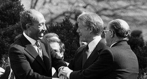 1981年这场阅兵,士兵向检阅台疯狂扫射,总统身中5弹_萨达特_哈立德