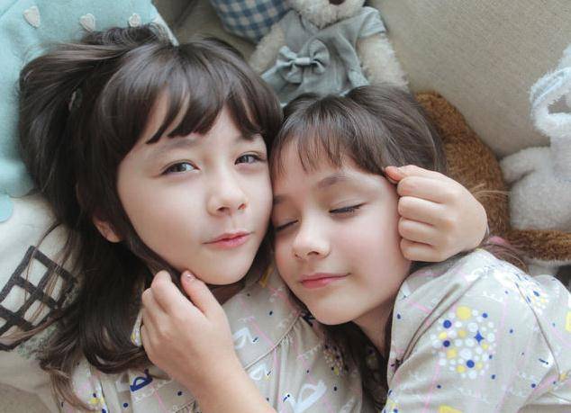 当年的最美混血双胞胎,如今长大后美成这样,网友:从小美到大_丽莎