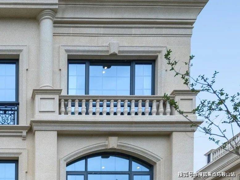 承袭法式建筑的优雅,精致与浪漫,通过对建筑立面廊柱,山花,宽檐等典型