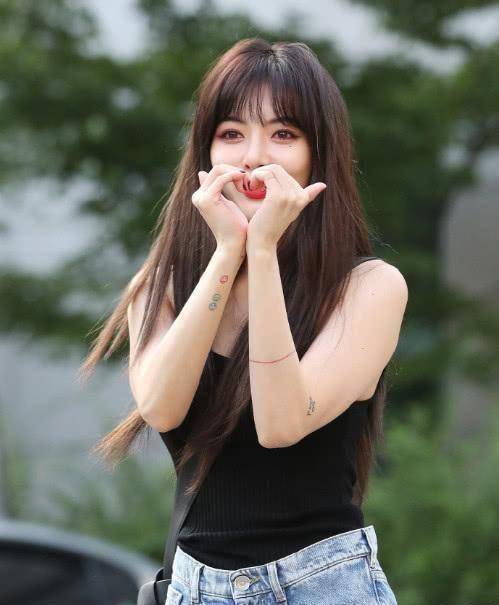 当金泫雅和张韶涵同穿黑背心终于见识小蛮腰与蚂蚁腰的差距