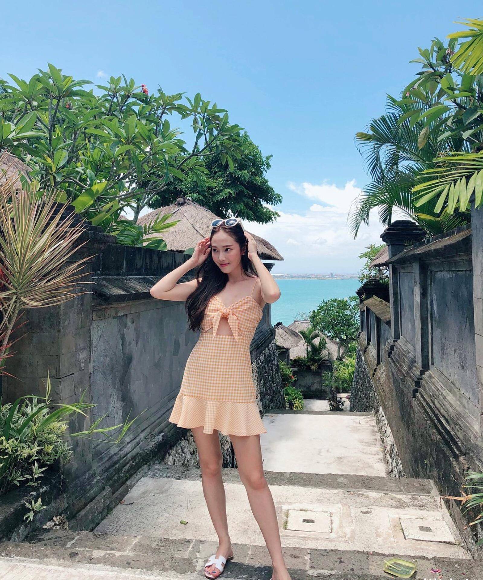 原创郑秀妍私服照也高调穿2万6的印花裙配1万3的开衫优雅甜美