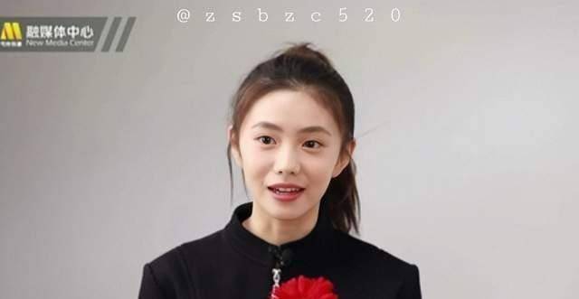 原创新谋女郎获年度最具潜力演员穿小黑裙拿红花笑靥如花像章子怡