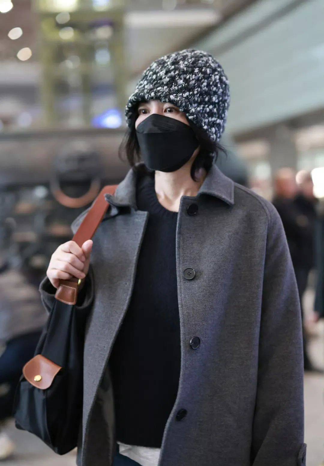 王菲,郭晶晶都爱背大包!女精英买包主打一个实用～_职场_包包_黑色