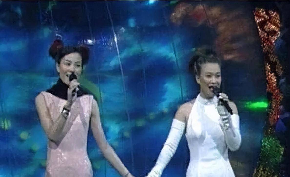 1998年,那英乘胜追击在舞台舞台上与王菲合唱一首《相约九八》.