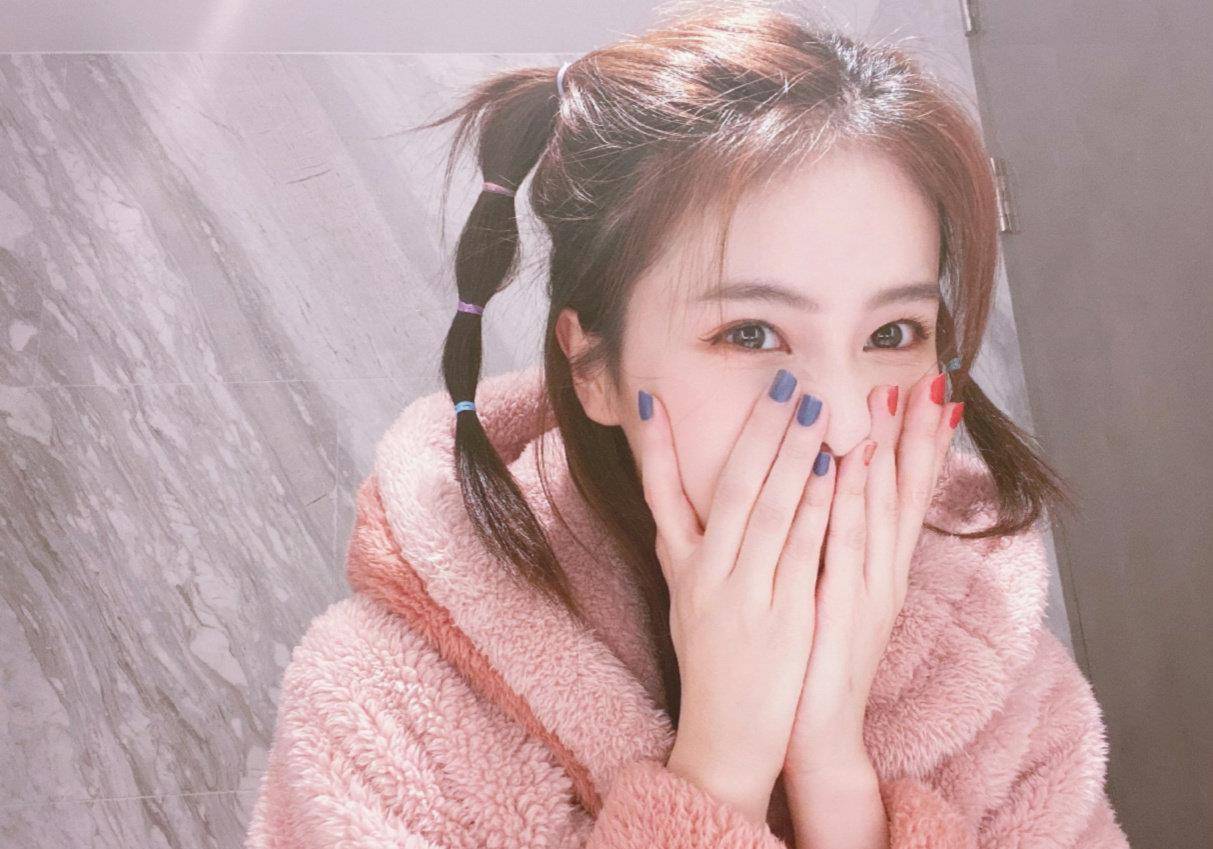 原创装美走一波白鹿穿美粉色睡衣晒自拍双马尾很是俏皮可爱