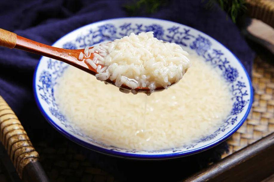 发酵过程中要注意观察米酒的变化情况,避免出现异常情况