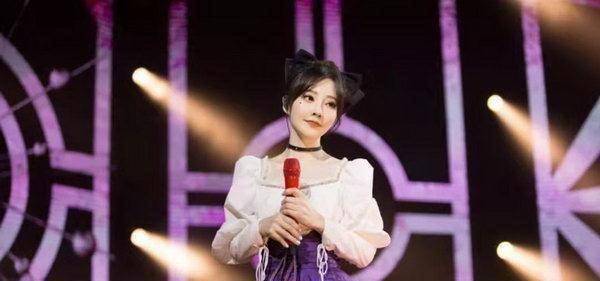 无论是华丽的舞台,炫酷的舞美,还是冯提莫一袭白色