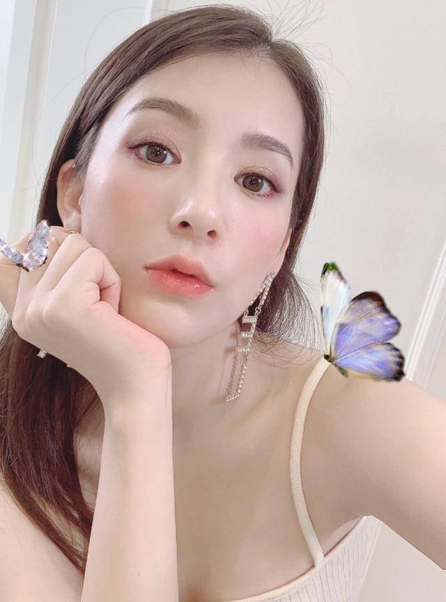 大好晒海边游玩照,全身名牌难掩贵妇气息,颜值身材绝了_照片_郭富城