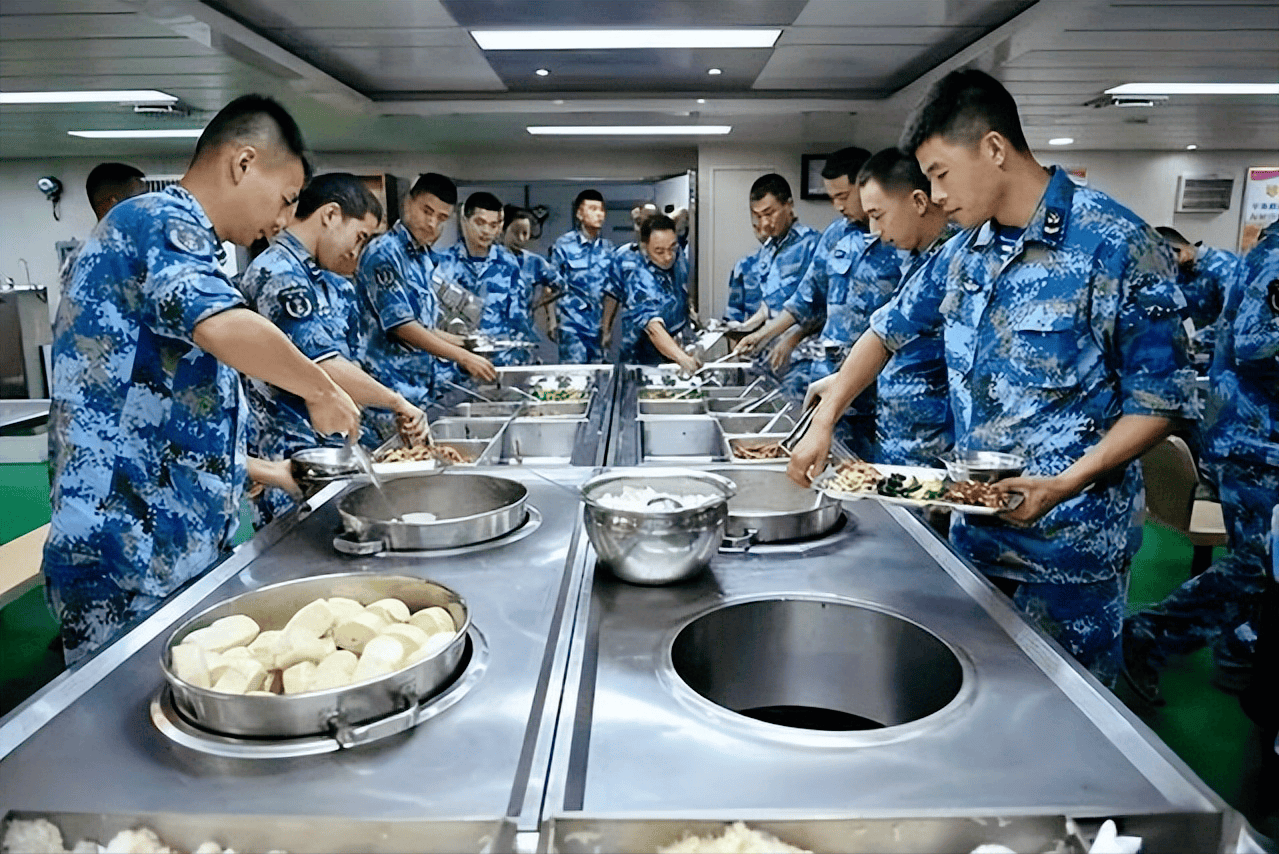 在350亿元的中国航母上当兵有多爽一天6顿饭八大菜系随便吃