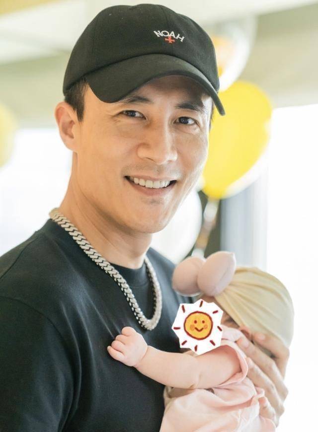 杜淳晒照为女儿庆祝满月小蛋饺娇小可爱王灿数次感动落泪