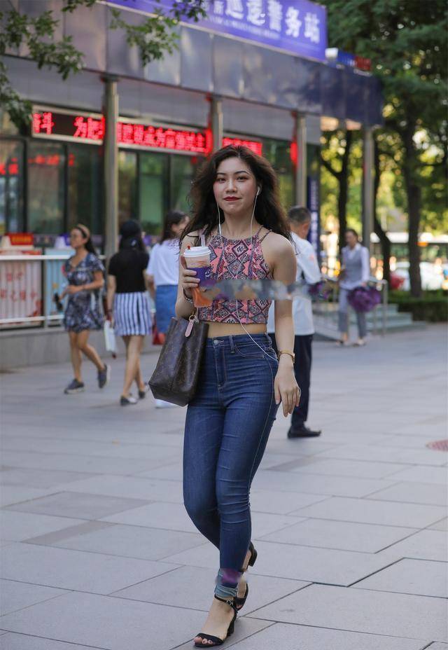 夏装秋穿是一种时尚吊带抹身材牛仔裤让小姐姐时尚飘逸