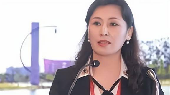 最美大学女校长姜虹38岁任教授49岁任校长常和学生打成一片