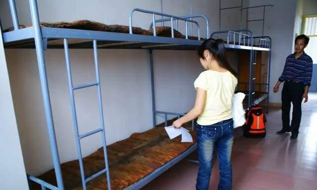 以为还能像在武汉大学那样,写一份申请书就可以继续跟女儿住在宿舍里