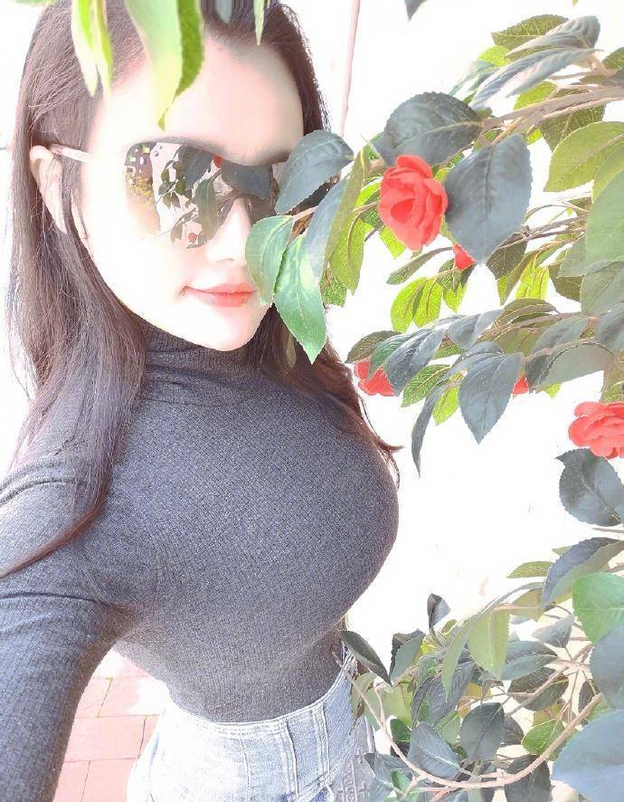 冉莹颖在工作间隙玩自拍被粉丝夸腰细腿长