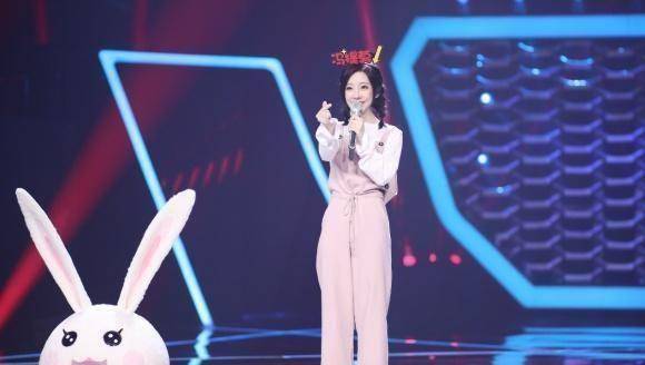 舞台,冯提莫揭面演唱的是金庸先生武侠电视剧的主题曲《天下有情人》