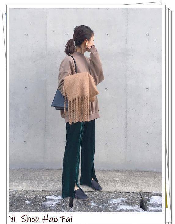 棕色色高领毛衣和黑色配饰等基本单品还通过搭配深绿色丝绒裤子吸引了