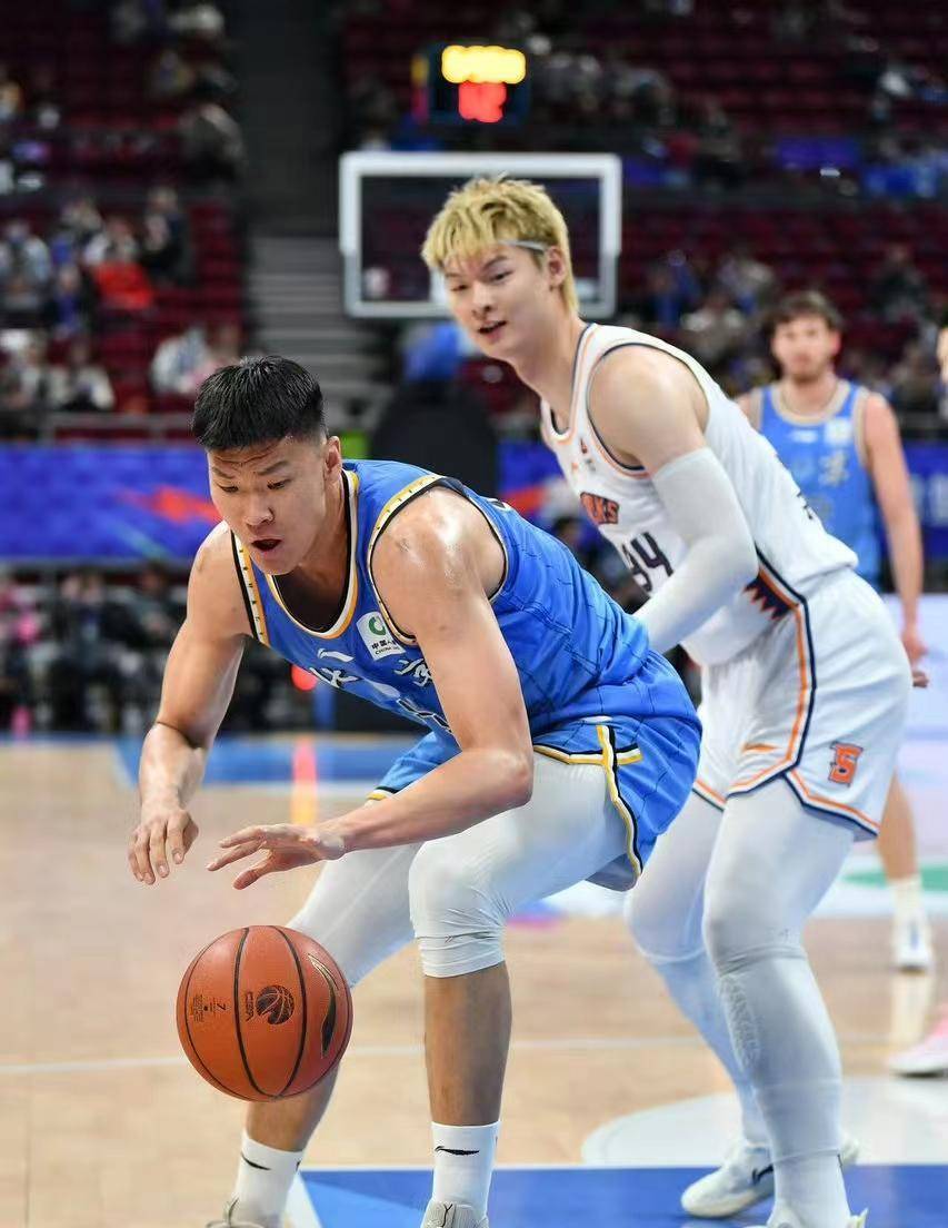 原创17分14分一打上海就来劲2米11的大中锋王哲林真限制不住他