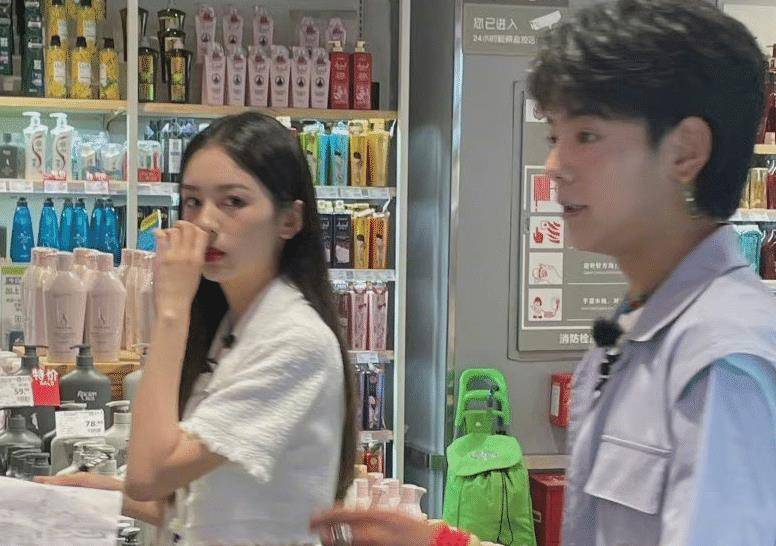 同是和丁真一起逛街,周也姚安娜态度差太多,一个细节瞬间路转粉_龚俊