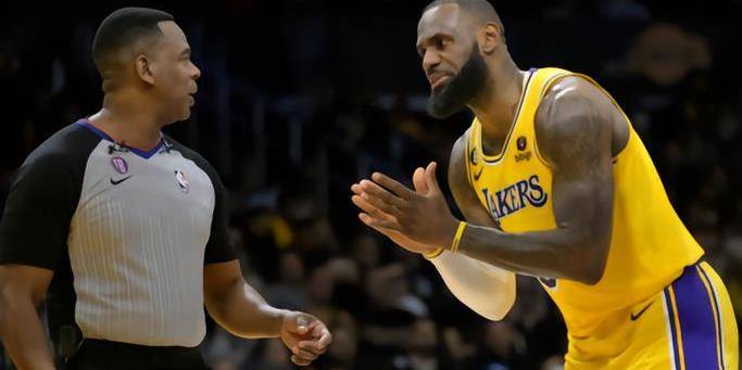 原创詹姆斯开玩笑说被nba压制了裁判简直就是行走的勇士不然我早就拿