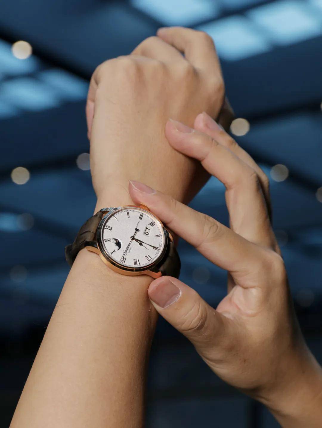 40毫米的表径非常百搭,表盘上细腻的颗粒纹理与红色18k金制成的罗马