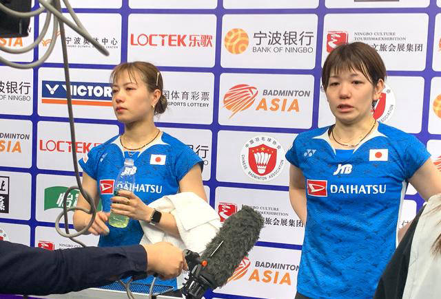 广田彩花因左前膝十字韧带断裂严重受伤,穿着厚厚的护具成为对手的