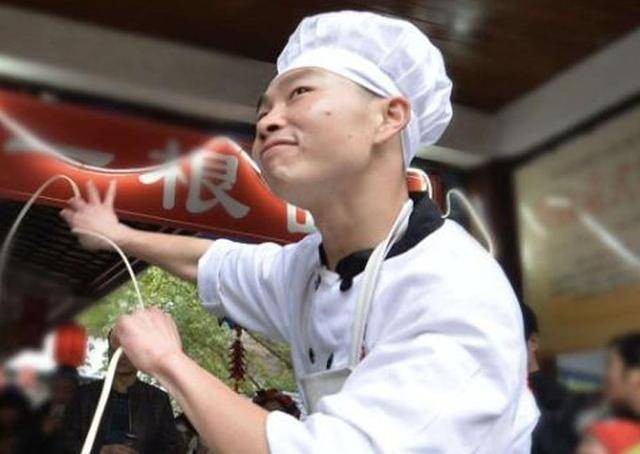 妖娆"拉面哥":爆红后炒老板鱿鱼,娶女粉丝当老婆,如今怎样_田波_网络