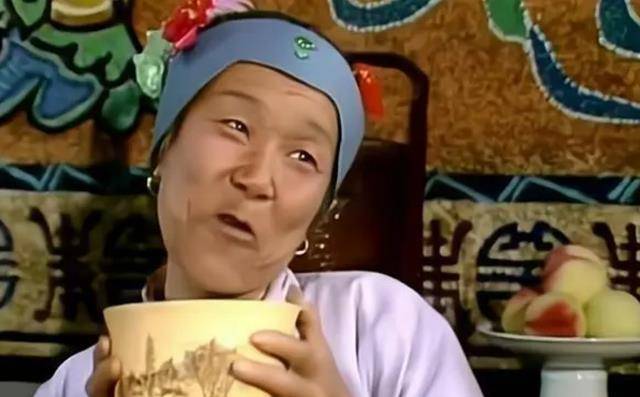 贾母剩的半杯茶拿给刘姥姥品尝75岁的她一饮而尽却喝出了尊严