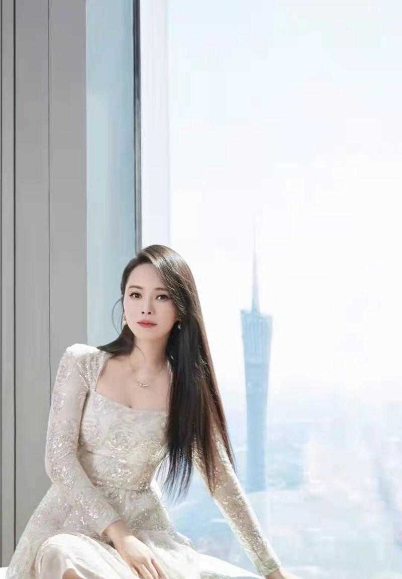 年达百万保养费的伊能静身穿白色连衣裙长发披肩56岁直接回到35岁