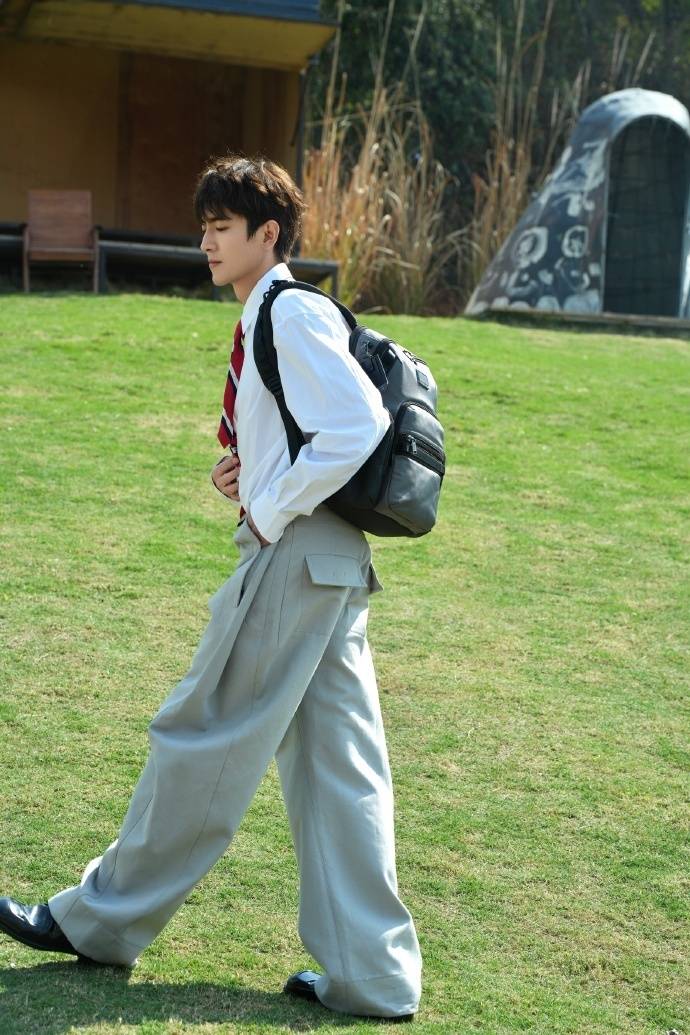 林更新再登杂志封面,阳光帅气有活力,背包漫步气质出众堪称校草