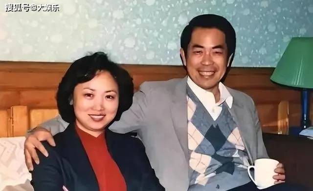 某日,须遵德邀请范曾回家共进晚餐,范曾一见到须遵德的妻子张桂云,就