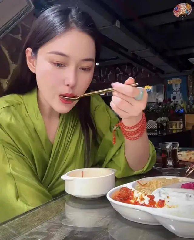 张馨予难得秀恩爱脸胖一圈又大又圆本人罕见回应太可爱