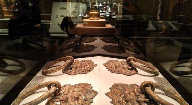 古墓中凸起一块专家竟连地皮一起带走如今文物却难以复制