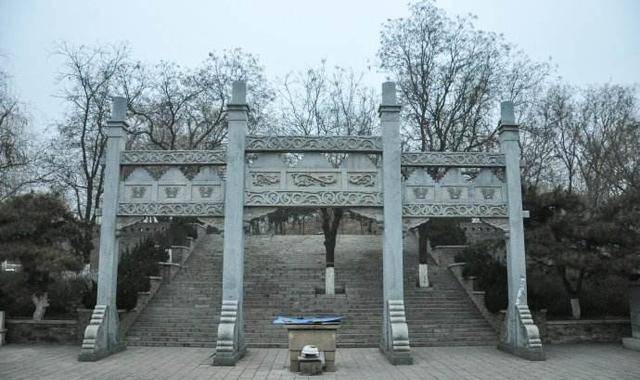 做完这两件事,汉文帝派陆贾带着自己的一封亲笔信出使南越.