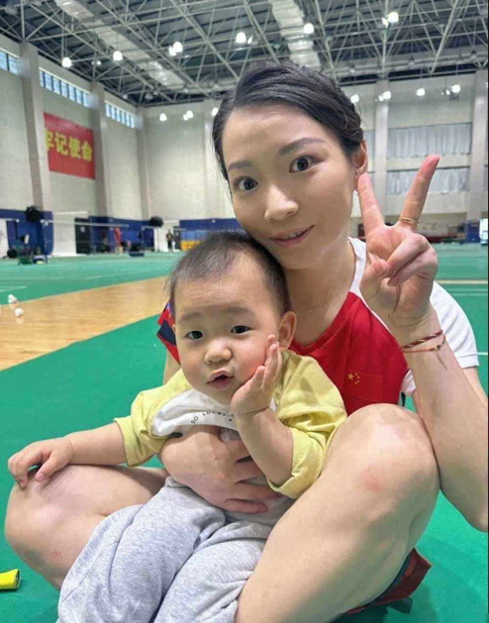 原创太可爱郑思维儿子成国羽团宠献吻奥运冠军笑逐颜开