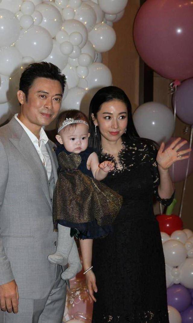 贾晓晨晒一家四口全家福,两囡囡长得像瓷娃娃_樊少皇_老公_因为