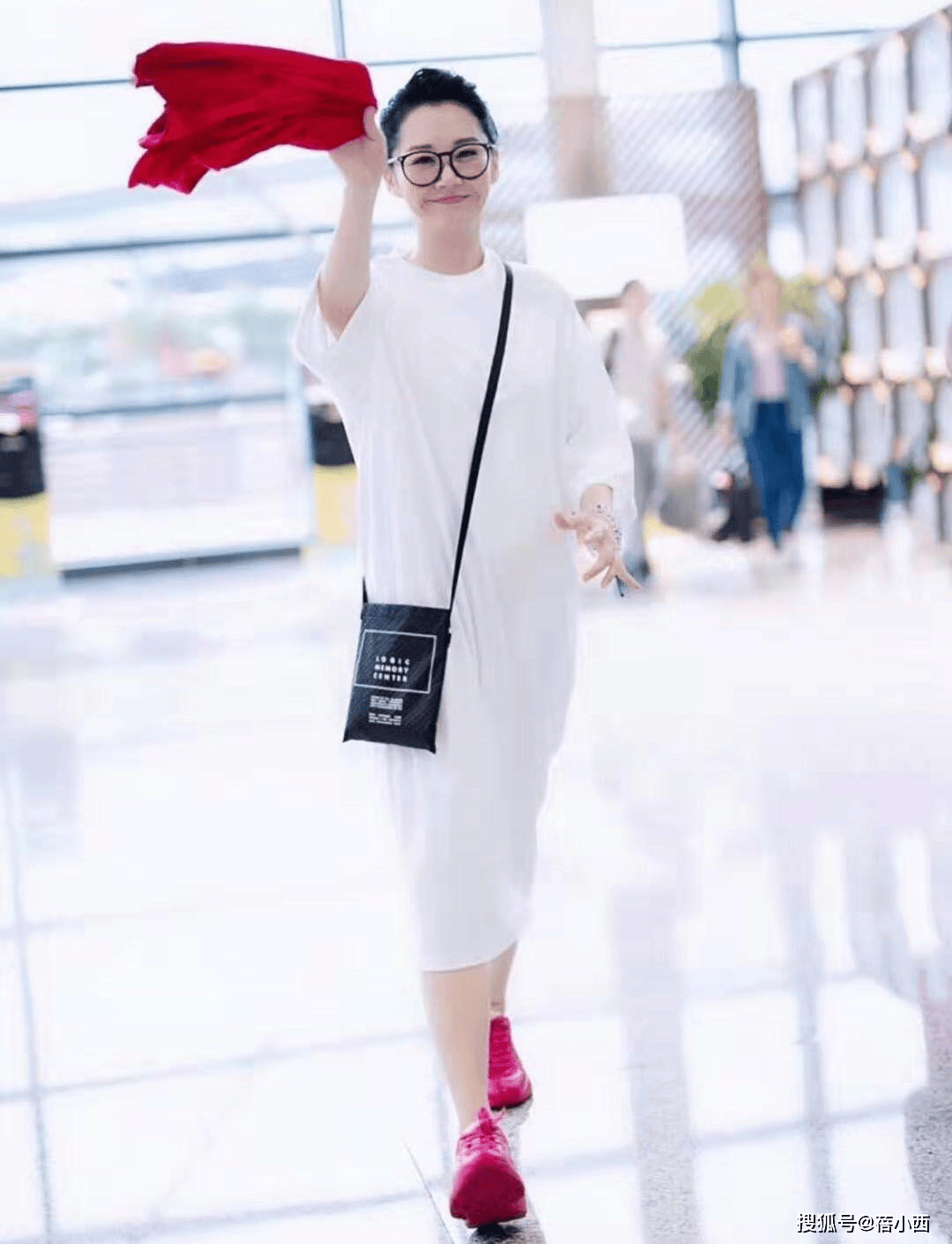 55岁许晴在机场里玩耍穿小白裙嫩得像个小姑娘真让人心动