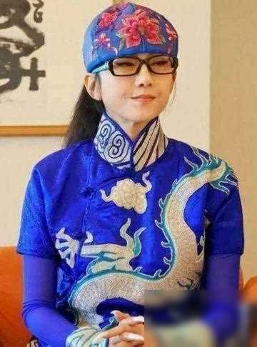 原创杨丽萍仙气全无指甲也剪了常年吃花瓣水今62岁拄拐杖出行